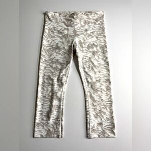 GAP GapFit Compression Brush Stroke Grey White Pattern Capri Legging Size Medium